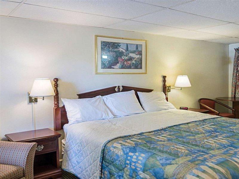 Rodeway Inn Westminster Bagian luar foto