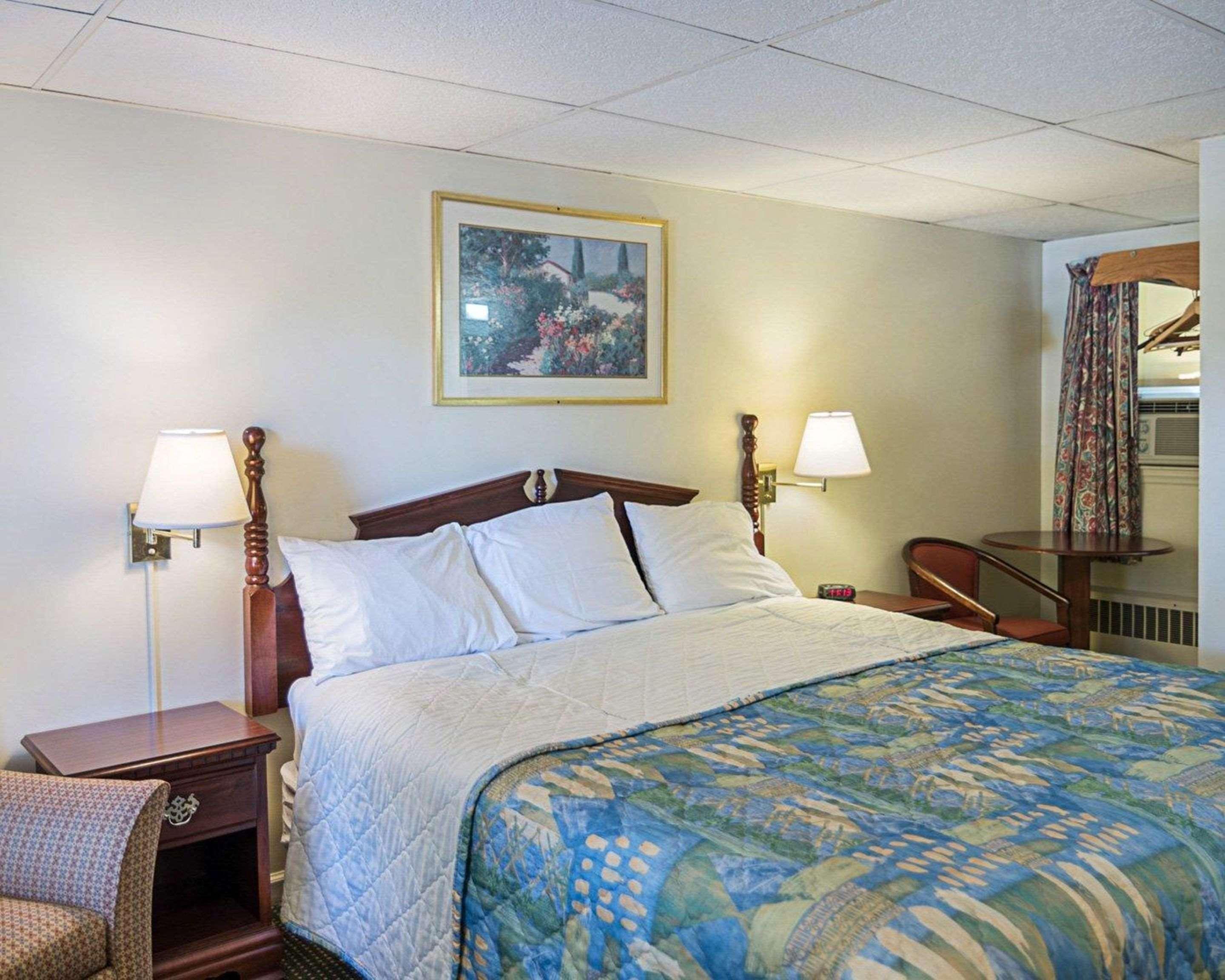 Rodeway Inn Westminster Bagian luar foto